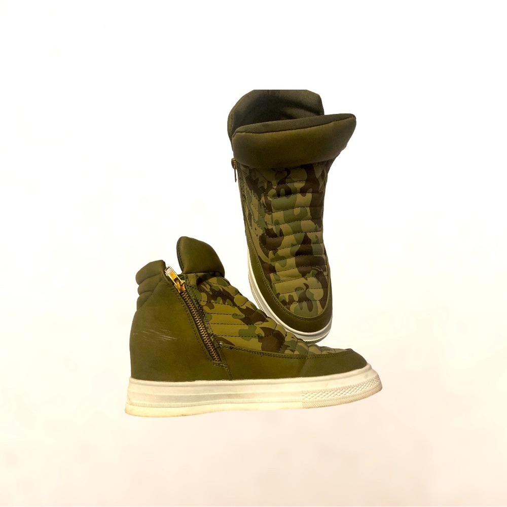 Maurice’s shoes, size 8. Good condition other than a scratch on the side.